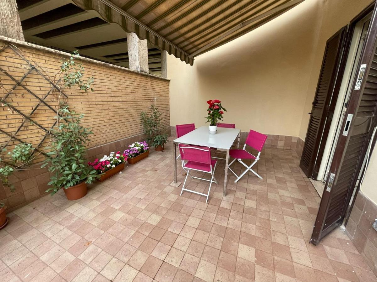 Flowers In Rome Extérieur photo